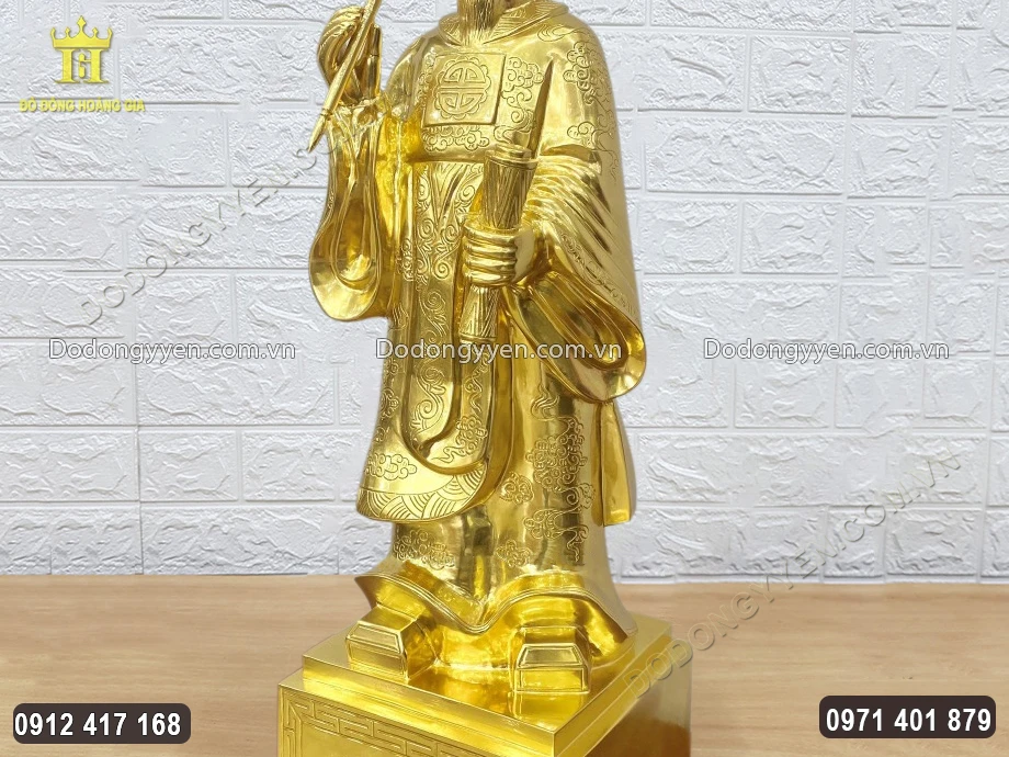Toàn bộ bề mặt được dát vàng 9999 vô cùng sang trọng
